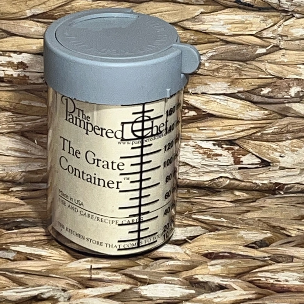 The Pampered Chef #1278 Grate and Store Container